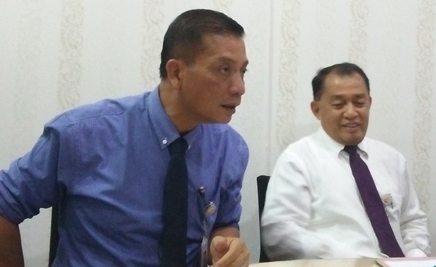 Direktur Utama Bank Jambi  M Yani (baju putih) didampingi Direktur Pemasaran Bank Jambi Yunsac El Halcon memberikan keterangan pers kepada media.